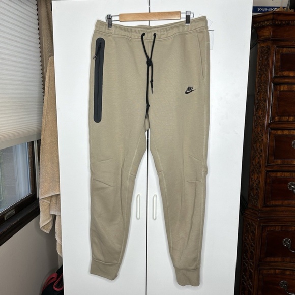 Nike Sportswear Tech Fleece Jogger Pants Khaki/Black Men Sz Large FB8002-247 NEW - Picture 1 of 3